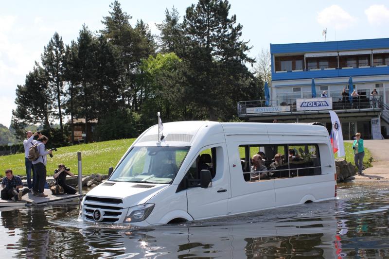 První obojživelný minibus vyrobený v ČR