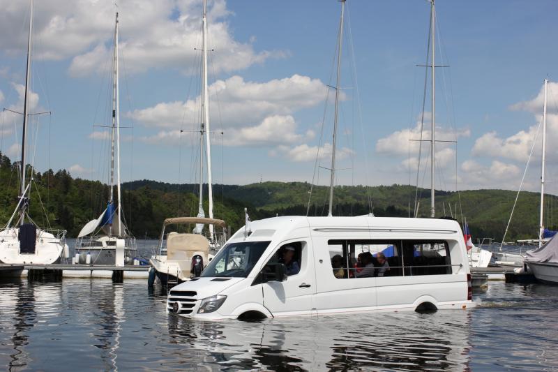 První obojživelný minibus vyrobený v ČR