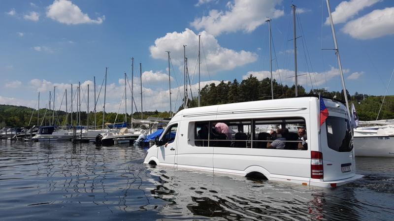 První obojživelný minibus vyrobený v ČR