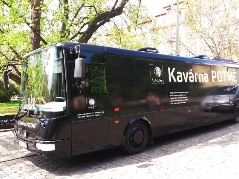 Kavárna POTMĚ s nevidomými kavárníky vyrazila na tour republikou