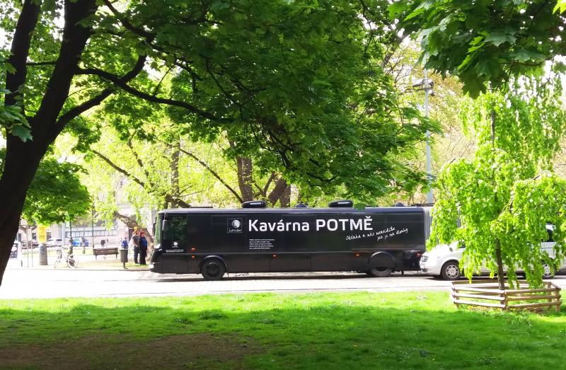 Kavárna POTMĚ s nevidomými kavárníky vyrazila na tour republikou