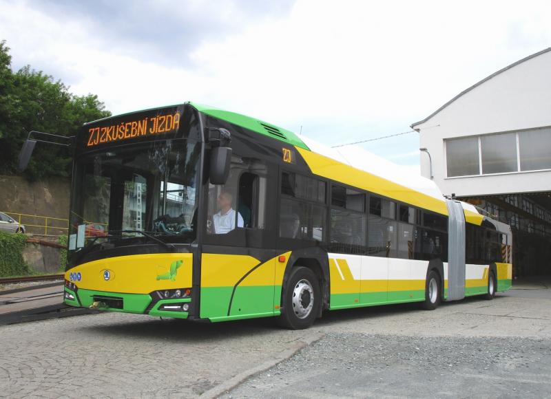 Trolejbus Škoda s novým designem brázdí ulice Plzně