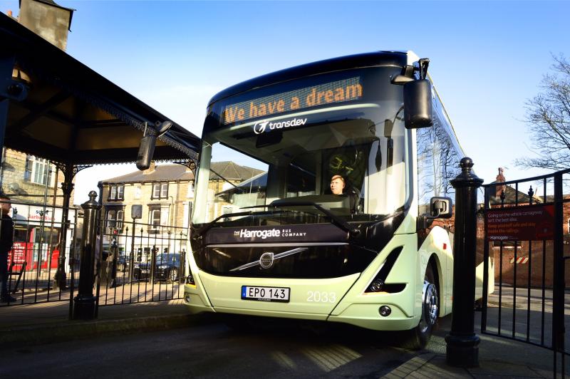 Elektrické autobusy Volvo a rychlonabíjecí technologie ABB poprvé míří do Velké Británie