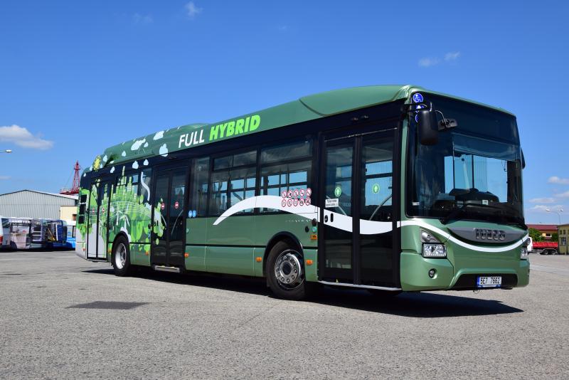 V Českých Budějovicích jezdí v MHD zeleně v hybridním autobusu Iveco Urbanway