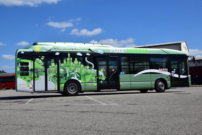 V Českých Budějovicích jezdí v MHD zeleně v hybridním autobusu Iveco Urbanway