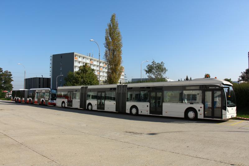 Nejdelší autobusy v Praze se utkaly ve zvláštním souboji