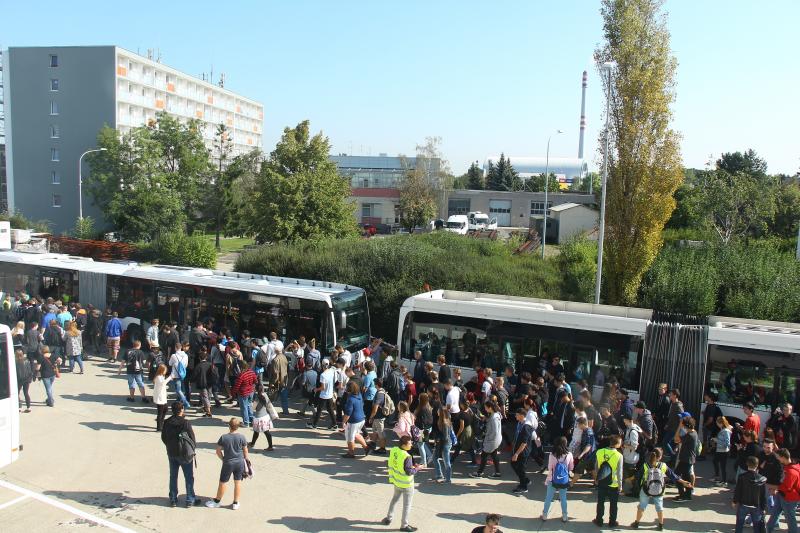 Nejdelší autobusy v Praze se utkaly ve zvláštním souboji