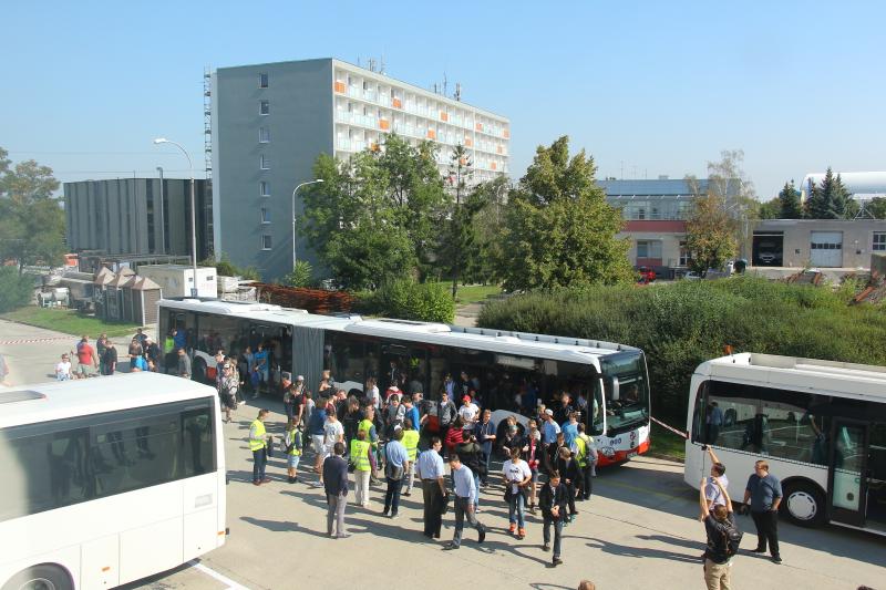 Nejdelší autobusy v Praze se utkaly ve zvláštním souboji