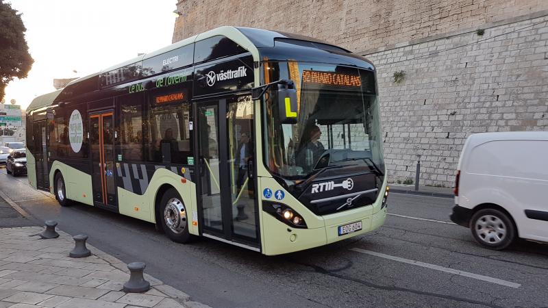 Elektrický hybridní autobus Volvo v pilotním provozu ve francouzském Marseille