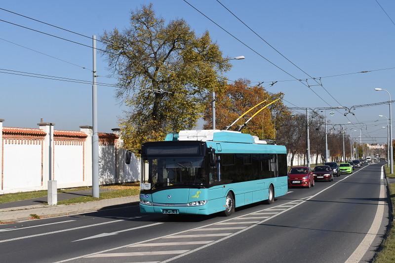 Modré trolejbusy v ulicích Plzně