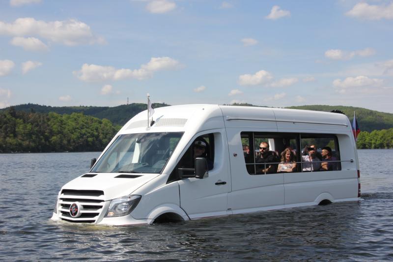 První český obojživelný autobus na CZECHBUSU