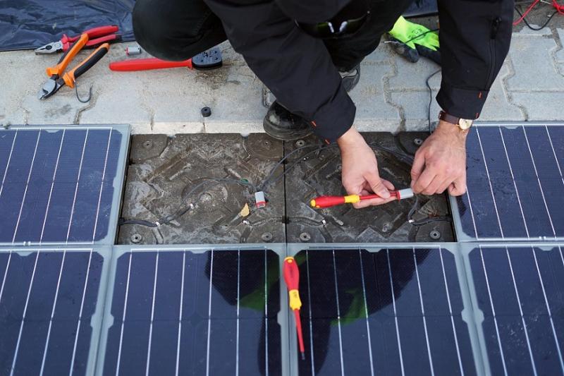 Solární dlažební systém dodává energii nabíjecí stanici v Maďarsku