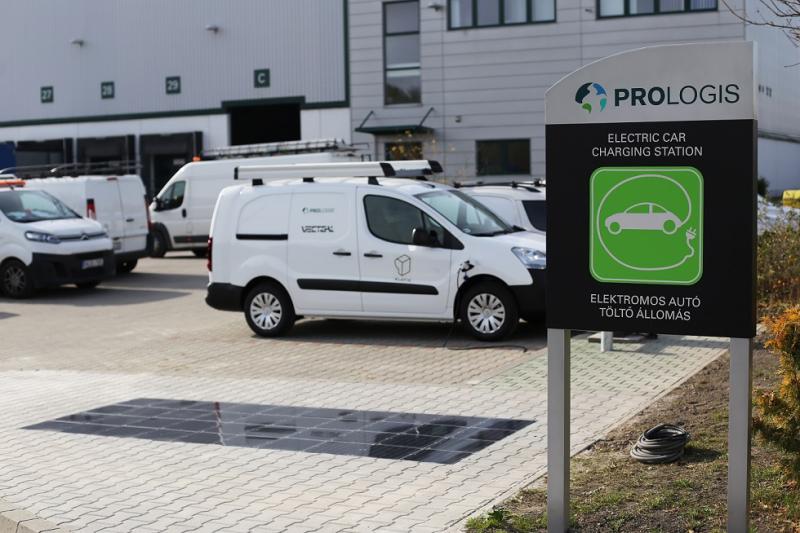 Solární dlažební systém dodává energii nabíjecí stanici v Maďarsku