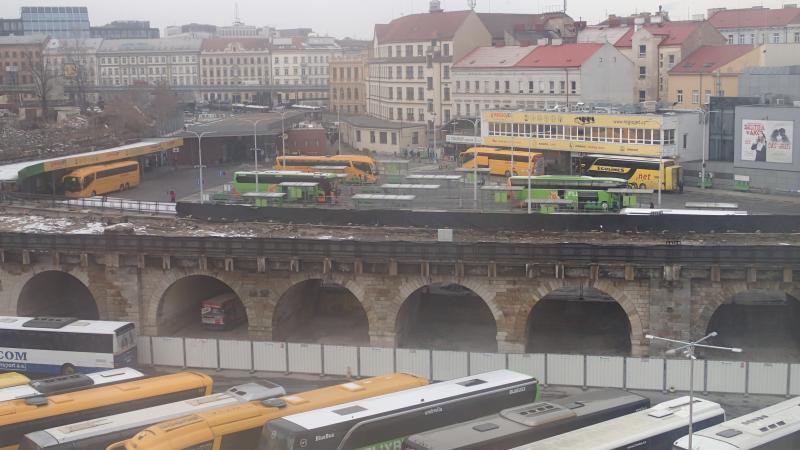 Materiál na zavedení slev ve veřejné dopravě pro studenty a seniory míří do vlády