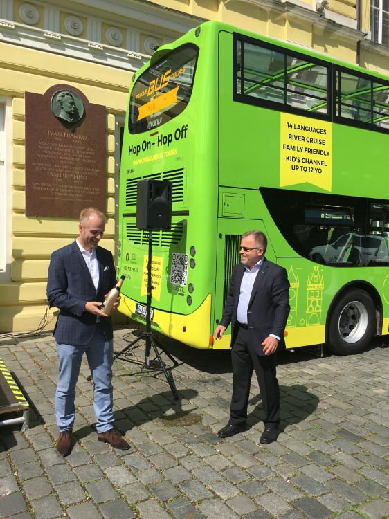 Praha se může chlubit novými double deckery pro vyhlídkové jízdy 