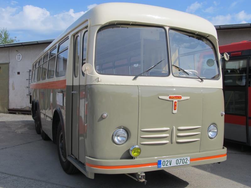 Přehlídka automobilové techniky v depozitáři TMB