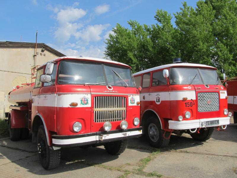 Přehlídka automobilové techniky v depozitáři TMB