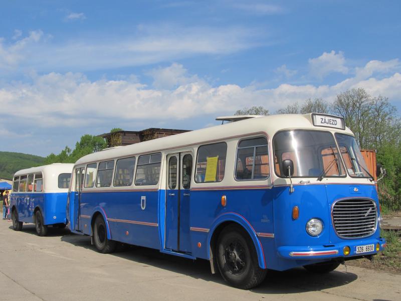 Přehlídka automobilové techniky v depozitáři TMB