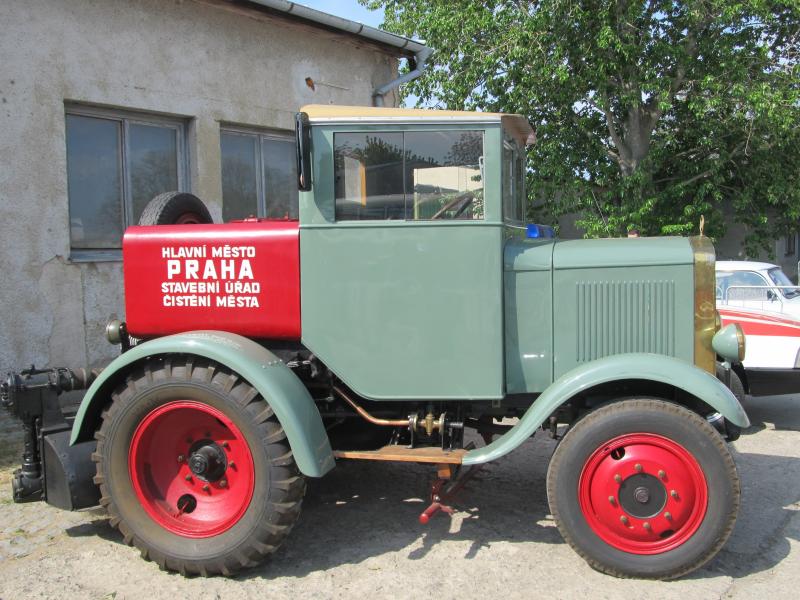 Přehlídka automobilové techniky v depozitáři TMB