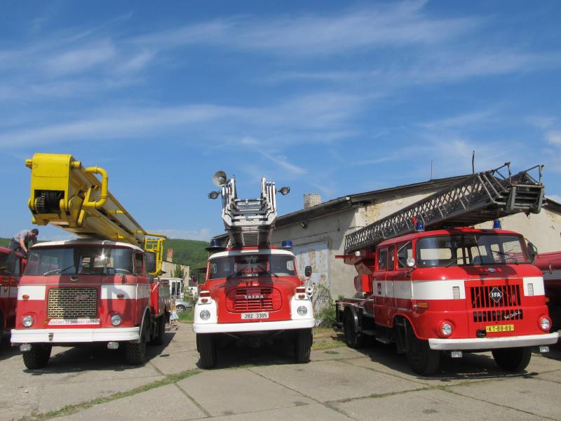 Přehlídka automobilové techniky v depozitáři TMB