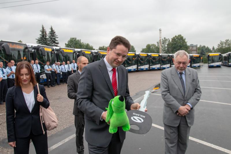 Krakov má dalších 38 nových kloubových autobusů Solaris