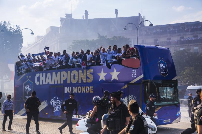 'Elektrické' oslavy na Champs Elysées