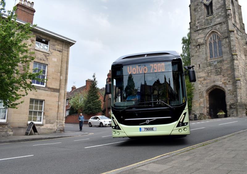 Průzkum Volvo: Skoro 60 % cestujících ve Velké Británii podporuje elektrifikaci dopravy