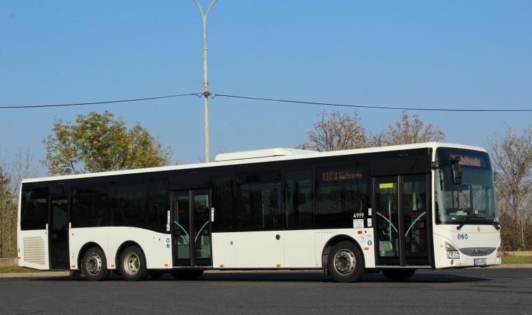 V ulicích Prahy se pohybuje třínápravové Iveco Crossway