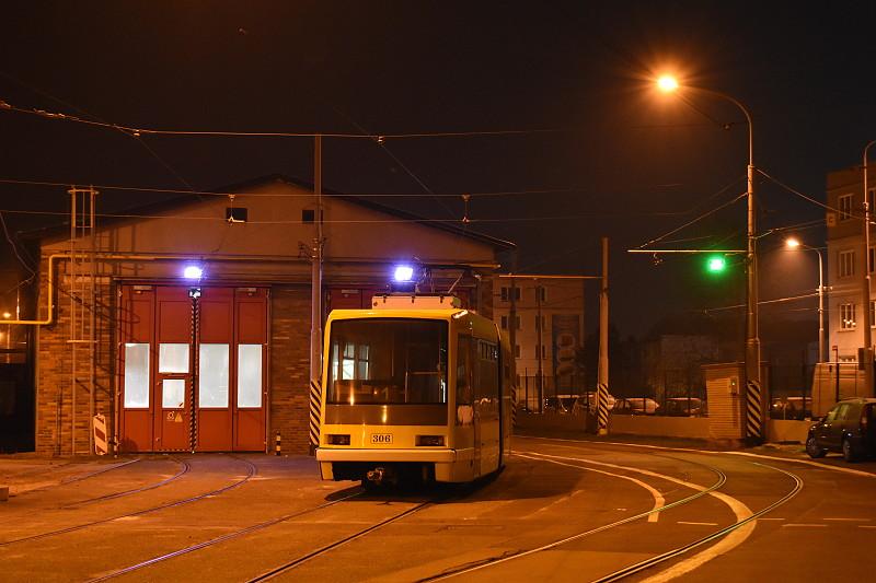 Noční pohled do nevyhovující vozovny Slovany