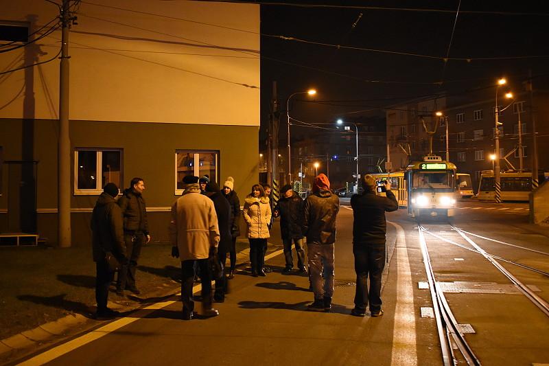 Noční pohled do nevyhovující vozovny Slovany