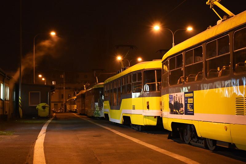 Noční pohled do nevyhovující vozovny Slovany