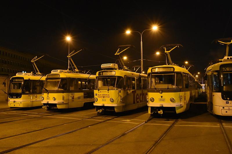Noční pohled do nevyhovující vozovny Slovany
