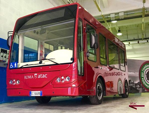 Do centra Říma se vrací elektrické autobusy