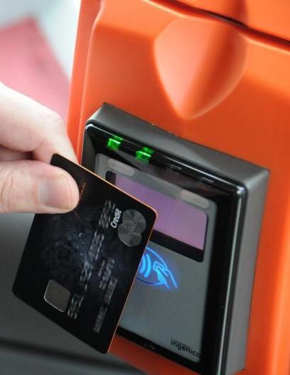 Anketa mezi dopravci: Lidé si na platby kartou v autobusech začínají zvykat