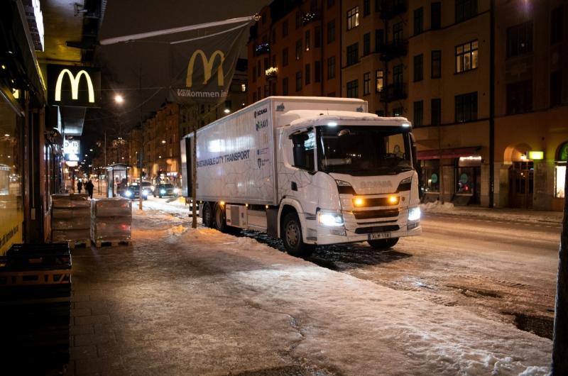 McDonald’s ve Stockholmu zásobuje hybridní Scania 