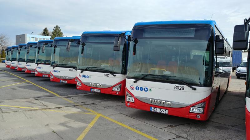 Matěj Hošek navrhl potahové látky sedaček pro autobusy PID