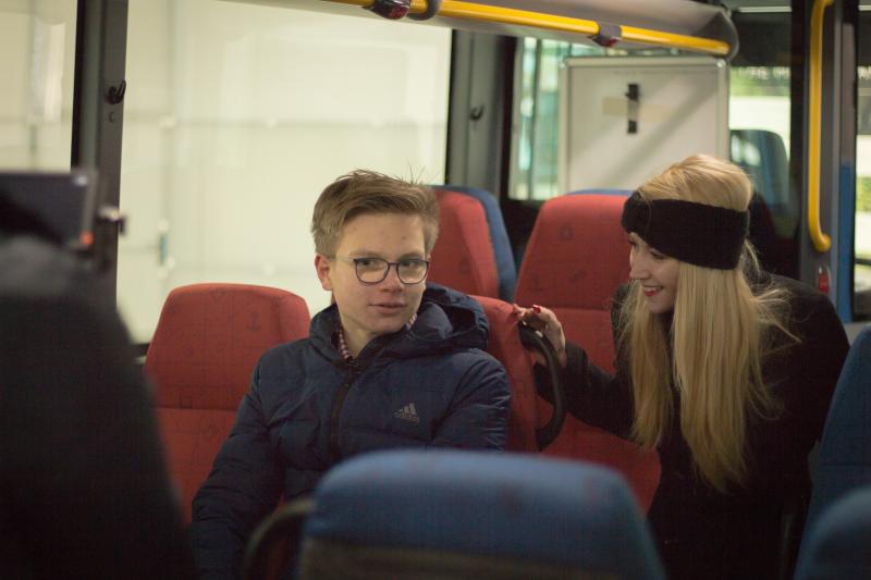 Matěj Hošek navrhl potahové látky sedaček pro autobusy PID