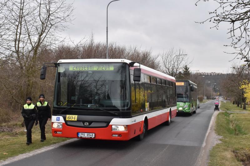 Testování průjezdnosti autobusů plzeňským Výsluním