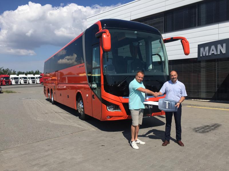 Designový autokar NEOPLAN Skyliner na našich silnicích