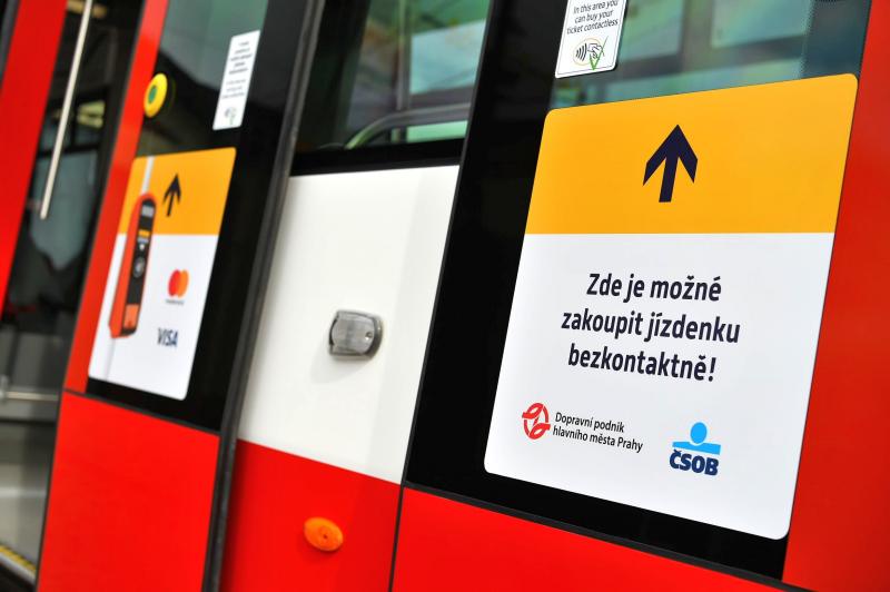 Od pátku 26. dubna lze zaplatit ve všech tramvajích pražské MHD bezkontaktně