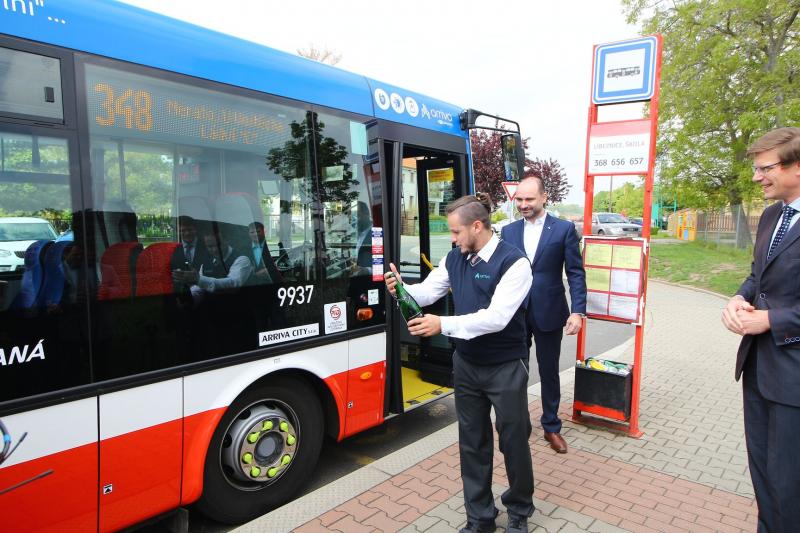 Nové kloubové autobusy posílí dopravu z Neratovic do Prahy