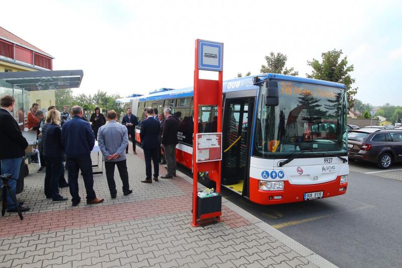 Nové kloubové autobusy posílí dopravu z Neratovic do Prahy