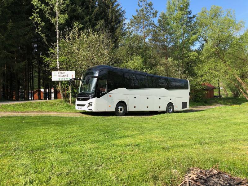 Autokary Volvo z nové řady 9900 už mají majitele i v Čechách