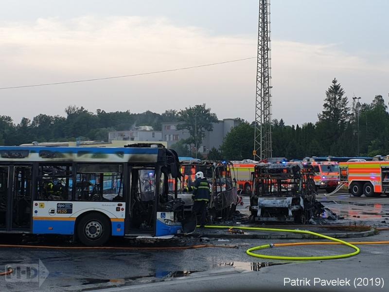 Požár v  Dopravním podniku Ostrava poškodil několik autobusů