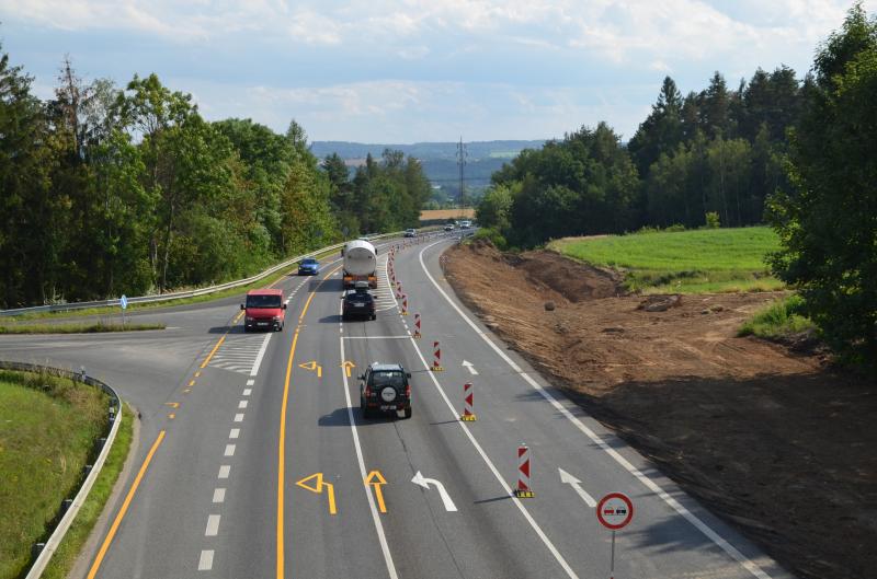 Další dvě miliardy na opravy dálnic a silnic