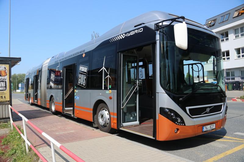 Na zkoušku s hybridním kloubovým autobusem Volvo 7900 LAH