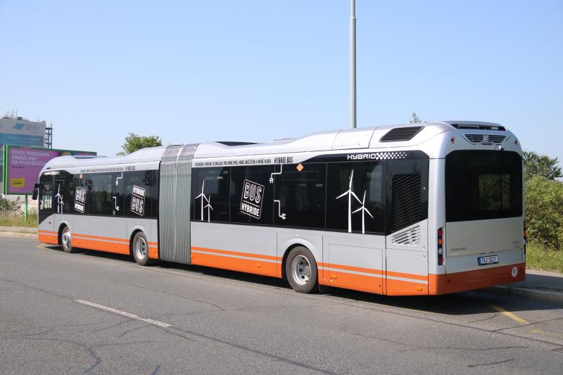 Na zkoušku s hybridním kloubovým autobusem Volvo 7900 LAH