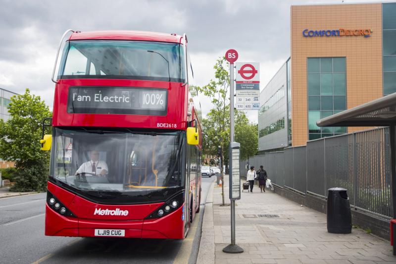 BYD a ADL mají na svém kontě 100 prodaných elektrických double-deckerů ve Velké Británii