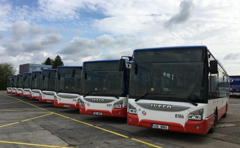 Cestující na linkách PID se do konce roku svezou dalšími novými autobusy