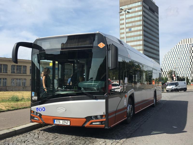 V Praze dnes vyjede do testovacího provozu hybridní autobus Solaris